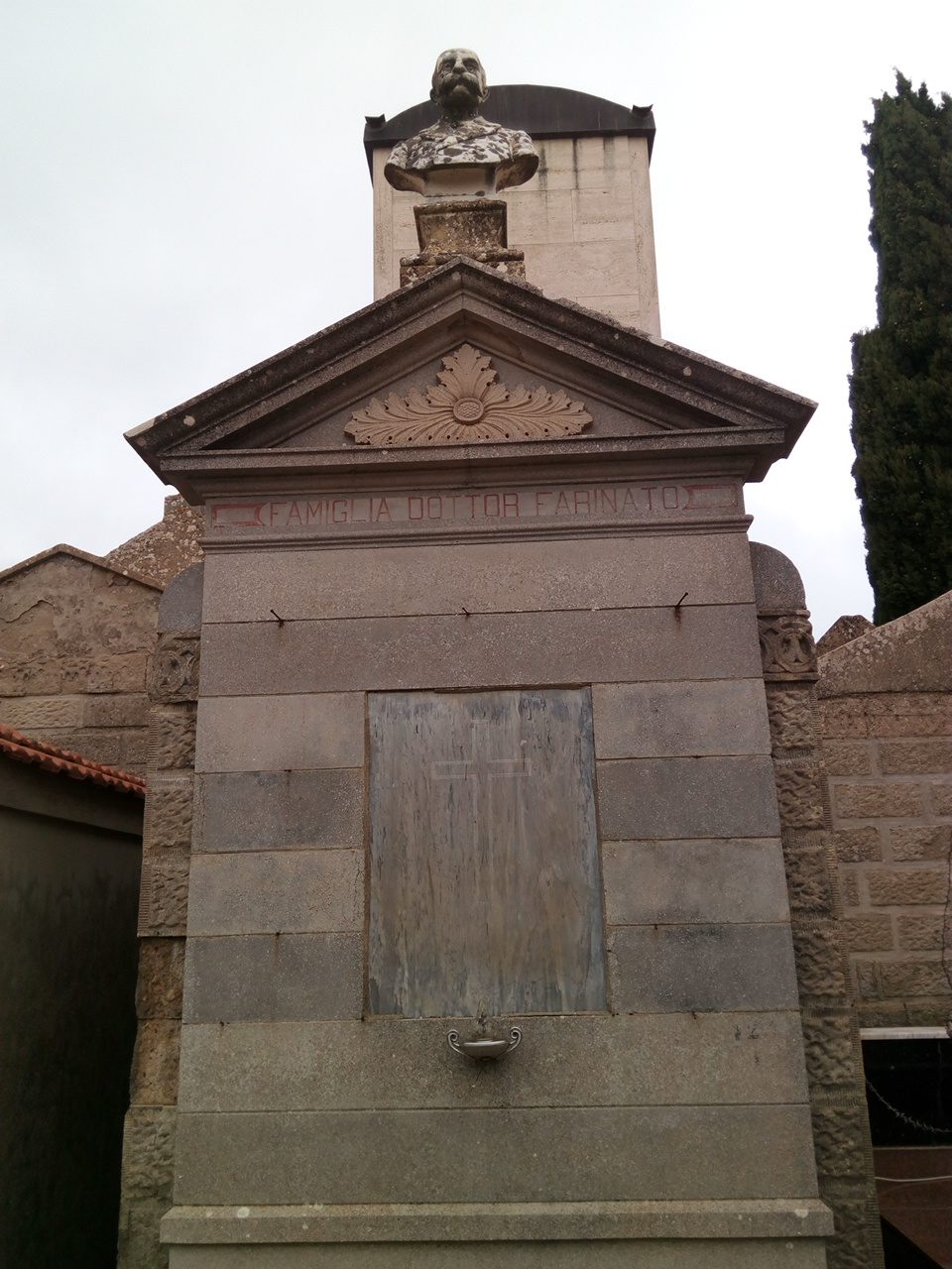 Pietro Farinato's tomb 1.jpg